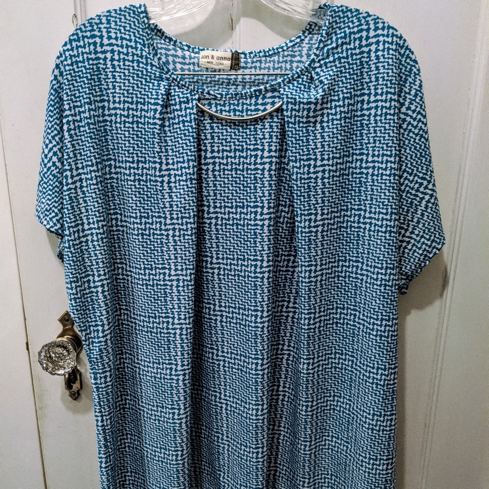 Jon & Anna blouse with necklace clasp